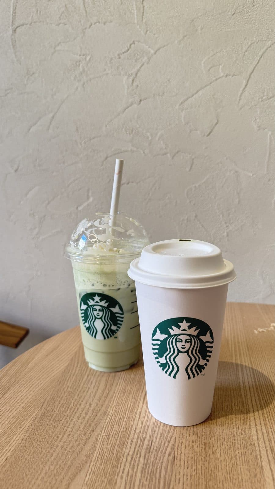 Bevande Starbucks su tavolo