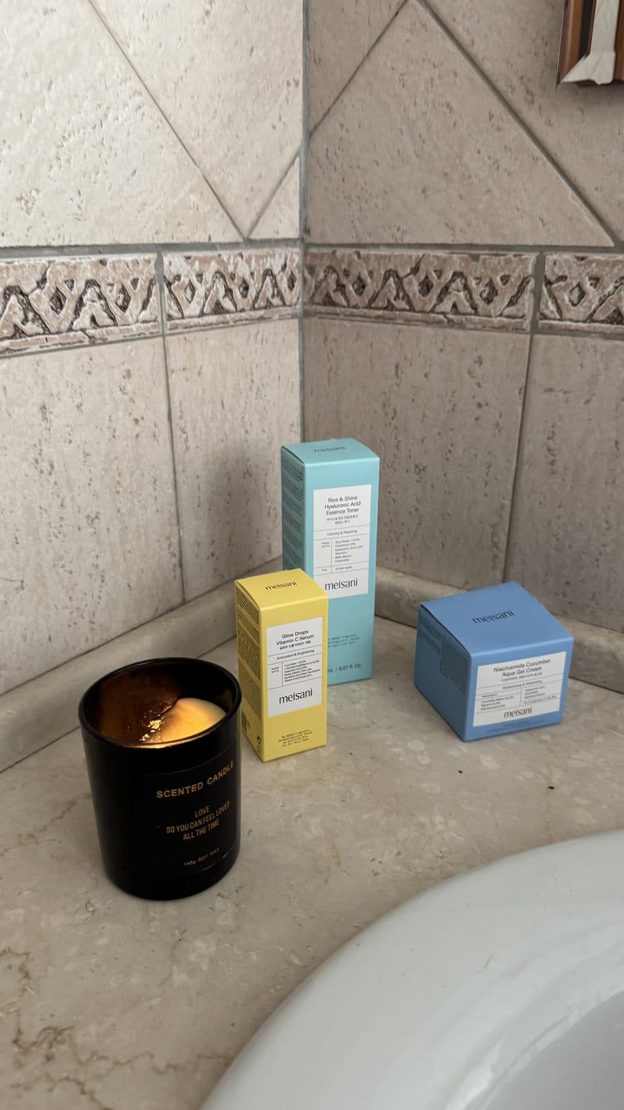 Candela e prodotto skincare